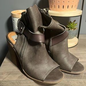 The cutest ankle sandal out there!! 🔥